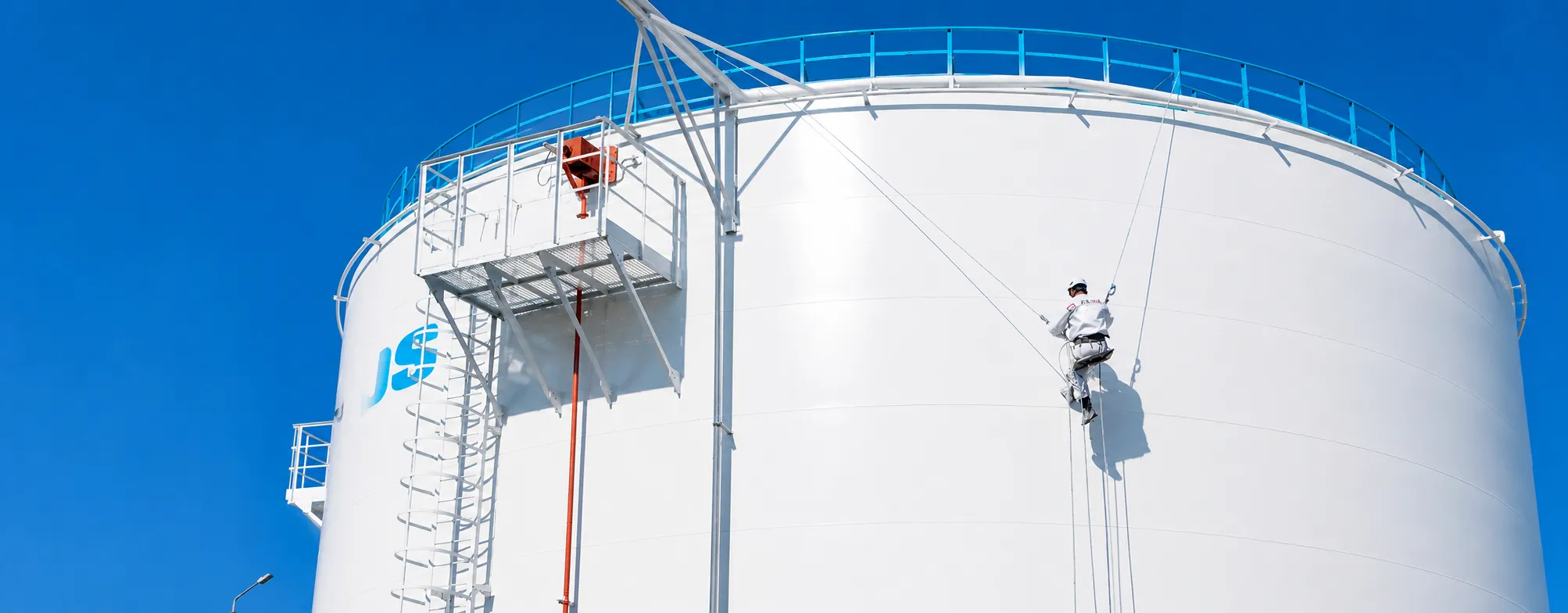 Склад светлых нефтепродуктов емк. 15800 м3